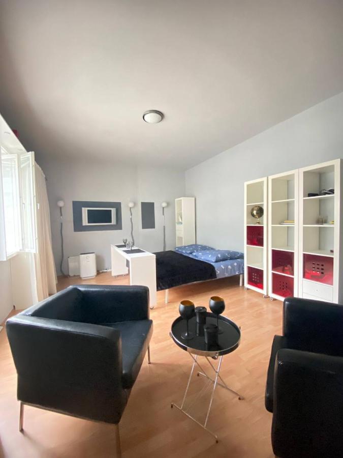 Cozy Modern Apartment With Small Balcony In The Heart Of Berlin Exterior photo